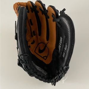 Brand New Nike Kids Baseball Glove 10in Right Handed Thrower